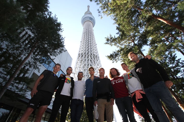 東京スカイツリーをバックに記念撮影