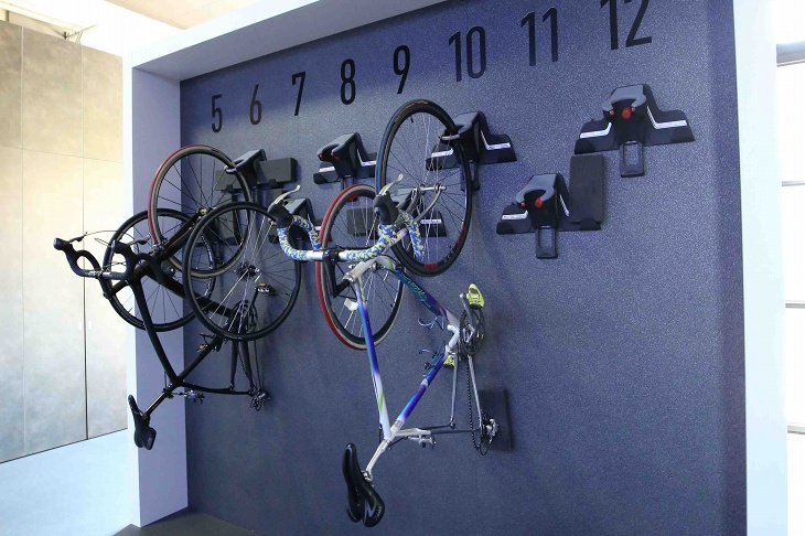 通勤自転車は社内で保管。壁面の駐輪ホルダーはもちろんエリートの製品
