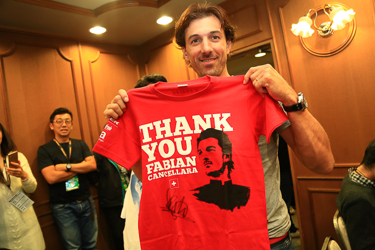 日本側が用意してくれた「Thank You Fabian」Tシャツにゴキゲン