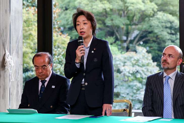 橋本聖子会長(JAPANプロサイクリング理事長/日本自転車競技連盟会長)。左は林辰夫氏(JAPANプロサイクリング理事/日本自転車競技連盟副会長)