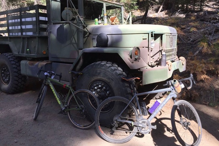 M35A2だろうか?フィードに停まっていた2.5トンの元軍用車。オフィシャルの車もこれ位タフでなければ務まらない