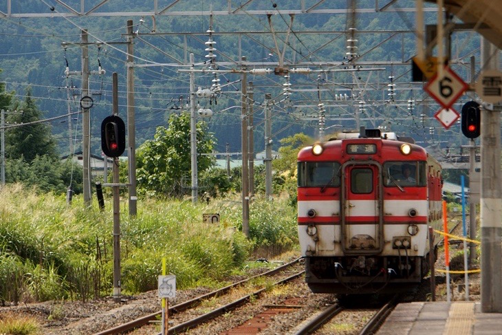 ホームで列車を待っていると、国鉄型の古いディーゼルカーが迎えにきてくれました