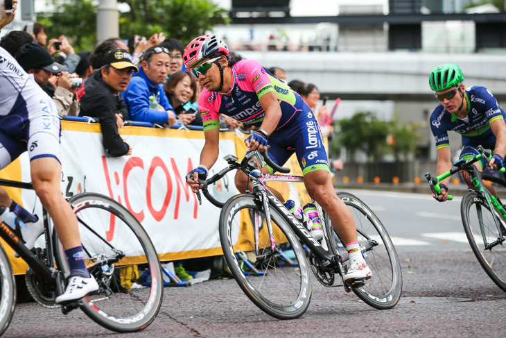 ポイントレースで積極的に動く新城幸也(ランプレ・メリダ)