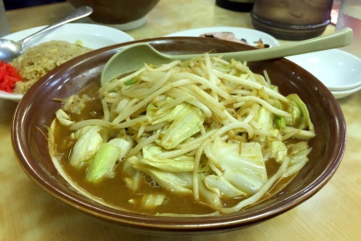 超濃厚な味噌スープが極太麺によく絡んで美味しい！