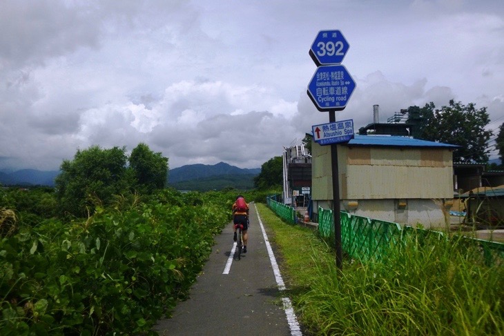 道中で会津若松・熱塩温泉自転車道へと名前を変えながら道は続きます