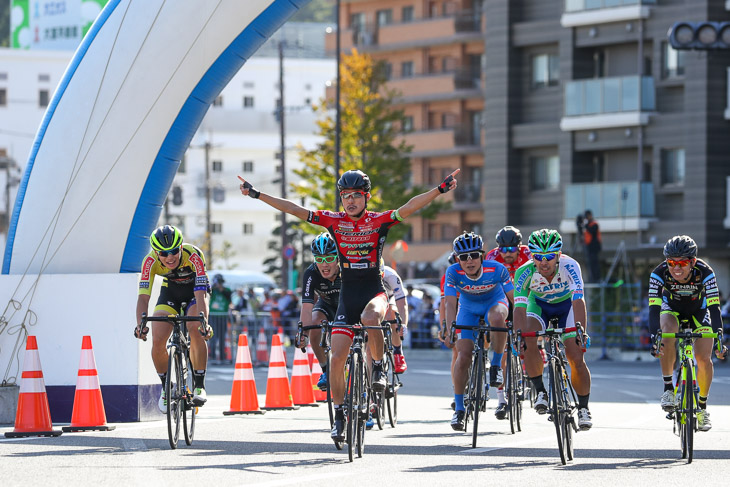 鈴木譲（宇都宮ブリッツェン）がスプリントを制して優勝