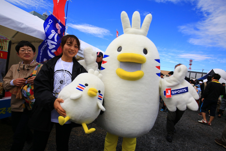 J SPORTSのトリ、ビクトリ(大きいほう)とピクトリ(小さいほう)