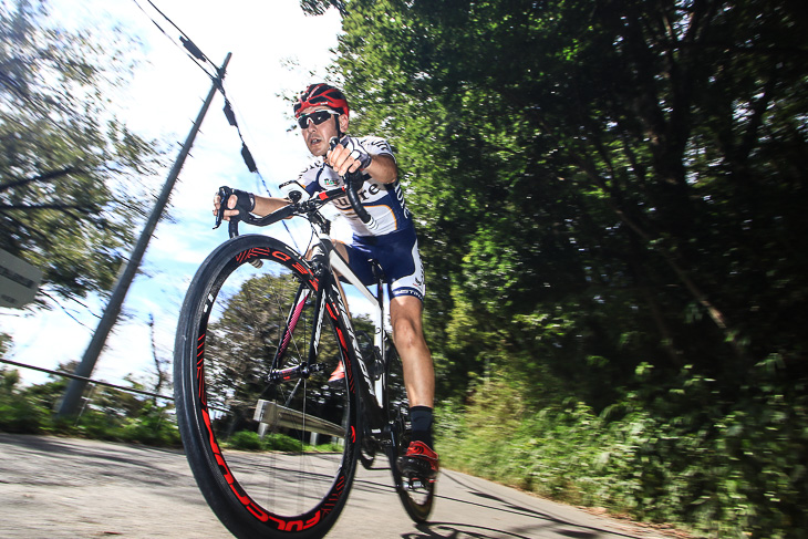 「大きな負荷がかかる下りのコーナーでもスムーズな回転をキープしてくれます」杉山友則(Bicicletta IL CUORE)