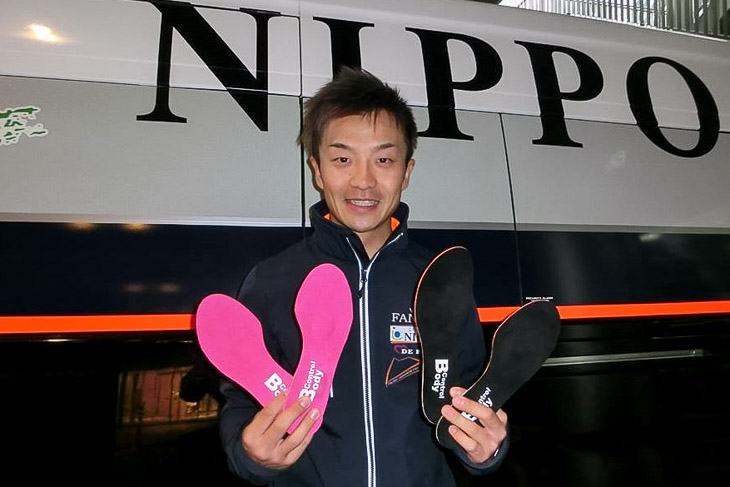 バイクポジションとインソールを導入した窪木一茂選手（NIPPOヴィーニファンティーニ）。 2016年10月から骨盤を立てたフォームに変えたことで、「今までよりハムストリングスなど、脚の後ろ側の筋肉を使えるようになった」