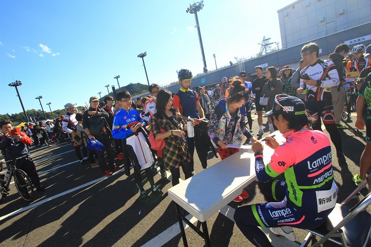 長蛇の列ができた新城選手のサイン会