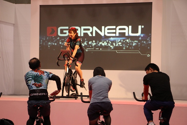 メインステージでも様々なイベントが行われる。こちらは平野由香里さんによるインドアバイクトレーニング。