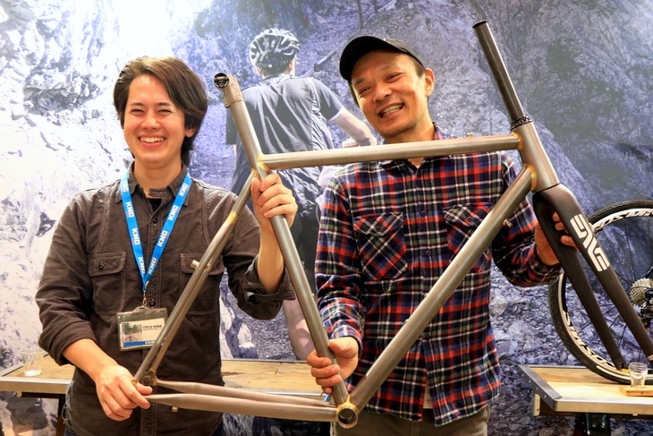 Above Bike Storeの須崎真也さんと、新規スタートしたオーダーメイドMUDMANを製作する高橋ビルダー