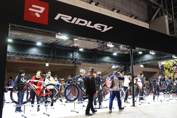 リドレーを中心とした見渡しやすいブースを展開しているジェイピースポーツグループ