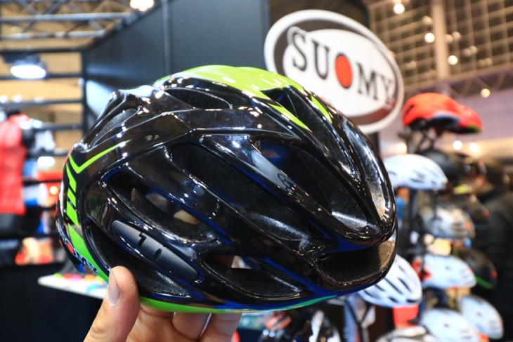 スオーミーからはセミエアロタイプの新型ヘルメット「TIMELESS」がデビュー。低価格、超軽量と話題の製品だ