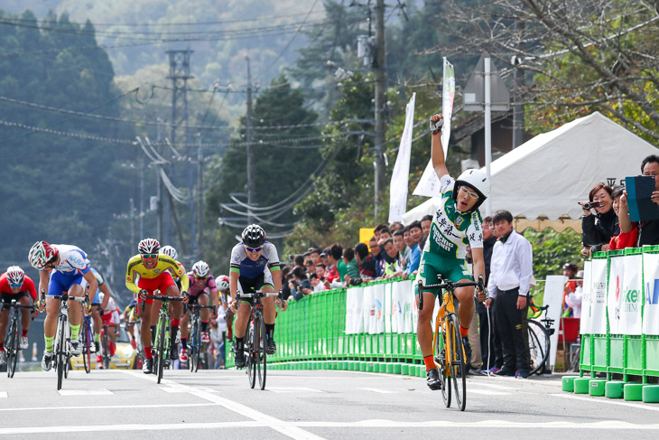 競輪用ヘルメットを被り2016年全日本ロードジュニアを制した松田祥位