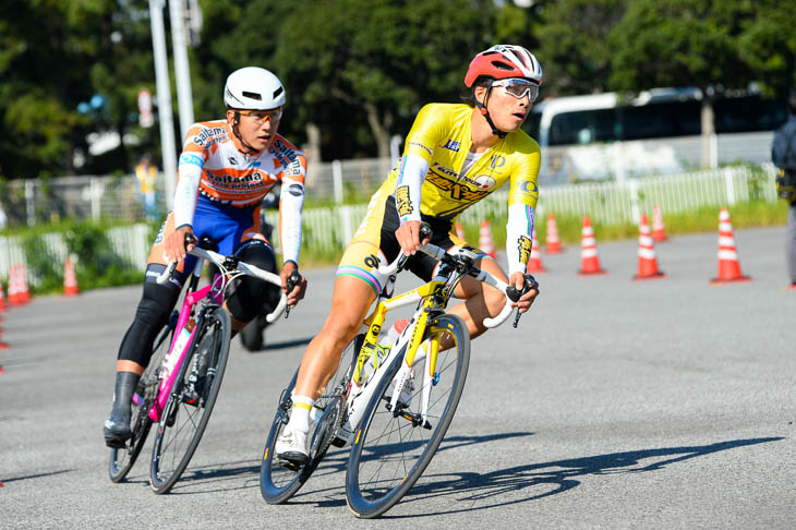 E1　レース終盤に抜け出した岡篤志（弱虫ペダルサイクリングチーム）と、吉田勝雅（サイタマサイクルプロジェクト）