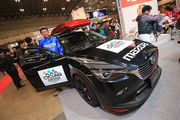 しまなみ海道のサイクリングサポートカーに仕立てたクリーンディーゼルのスポーツカー、マツダCX-3と自身サイクリストでもある広報担当の植月真一郎さん