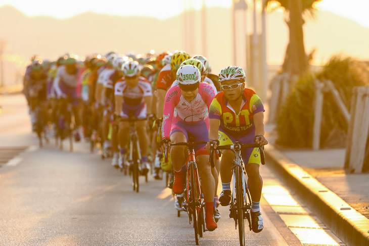 市民50kmオーバー50を制した福島雄二(中央、ベステックス)