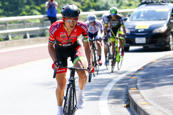 チャンピオン 194km地点、鋭くアタックした増田成幸(宇都宮ブリッツェン)に誰も反応できない