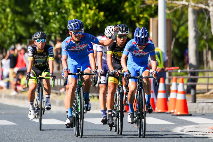 チャンピオン 国内ラストレースの綾部勇成(愛三工業レーシングチーム)が中根英登とフィニッシュ