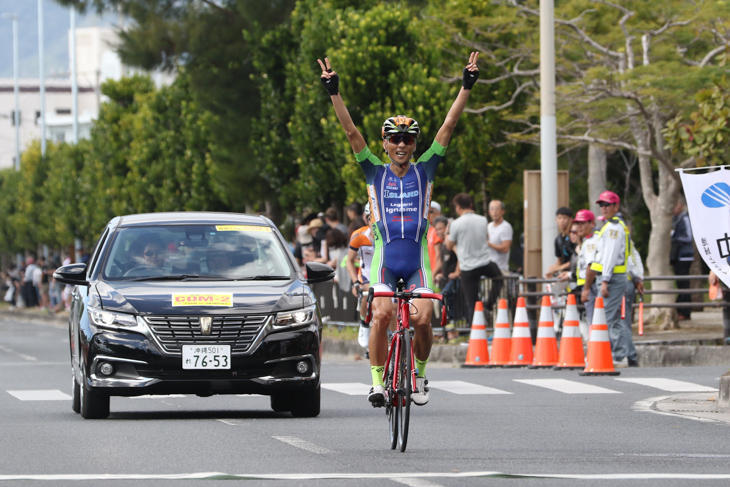 指を4出して4勝をアピールしてフィニッシュする高岡亮寛(イナーメ信濃山形)
