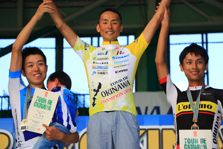 市民210km表彰台　高岡亮寛（イナーメ信濃山形）がチャンピオンジャージに袖を通す