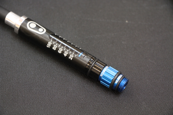 エアゲージ付きのため出先でも空気圧管理を行える(klic gauge、klic gauge w/co2 inflator)