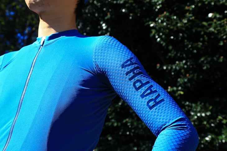 Rapha Pro Team Long Sleeve Aero Jersey 肌寒い季節に適した長袖