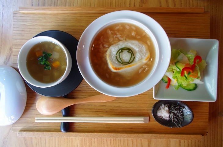 お茶文化が色濃く残る堺。地元の人気店、つぼ市製茶本舗でいただいた１日限定10食の「こだわりの香利休茶粥セット」1000円