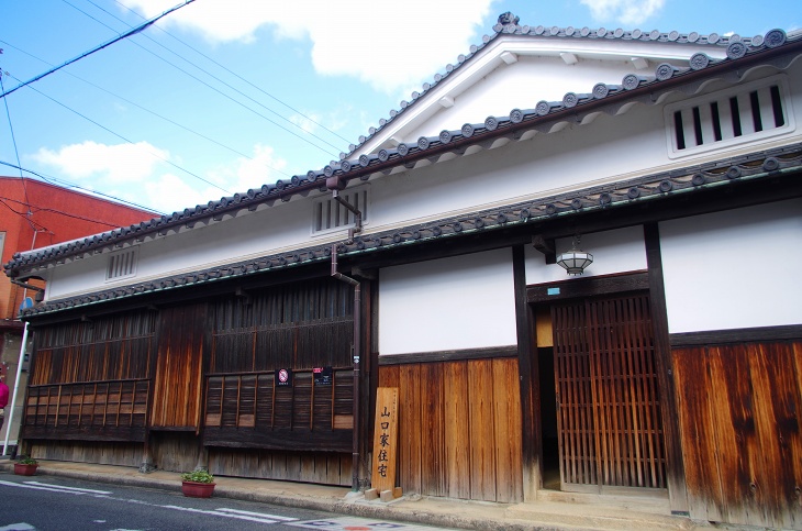 江戸初期に建設され1966年に国の重要文化財に指定された江戸時代初期の町屋山口家住宅。入館料は200円。