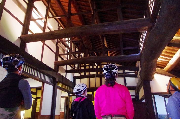 安永4年(1775年)に大改築された記録がある主屋。大きな梁に高い屋根が圧巻