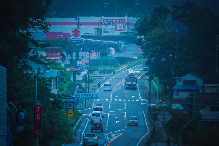 難関だった乗鞍岳CPを下り、狭い木曽谷の底をはしる幹線国道19号線のアップダウンを御岳山に向け巡航していく。画一したロードサイドの景観も、外国人ライダーには新鮮だった