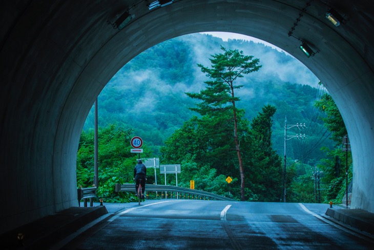 ひたすら雨に祟られたジャパニーズオデッセイ、数多くあるトンネルは、ほんのつかの間ながら雨宿りポイント。抜ければ再び雨が打ち付ける