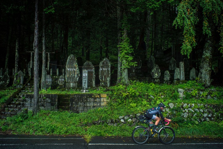木曽御嶽山の周辺地域は、いにしえからの聖域でもあり、そのことを偲ばせる苔むした石塔群が散見される