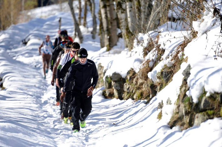 チームキャンプ2日目は雪山ハイキングを開催