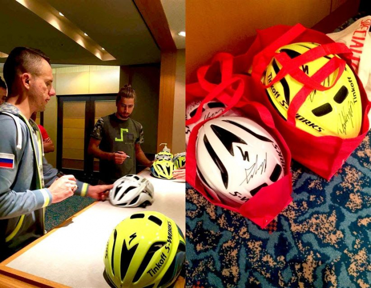 ツール・ド・フランスさいたまクリテリウムのために来日した2選手のサイン入りヘルメットがプレゼントされる