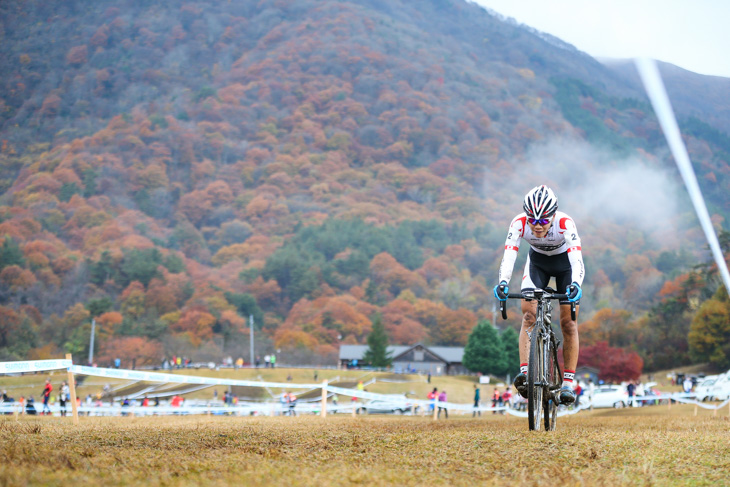 C1 色づいた山々を背にフライオーバーに向かって下る沢田時(ブリヂストンアンカー)