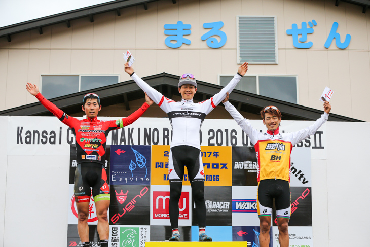 C1表彰台、小坂光(宇都宮ブリッツェンシクロクロス)、沢田時(ブリヂストンアンカー)、前田公平(弱虫ペダルサイクリング)