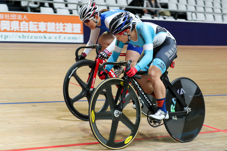 女子オムニアム テンポ 梶原悠未(筑波大学)と鈴木奈央(JPCU静岡)が競り合う