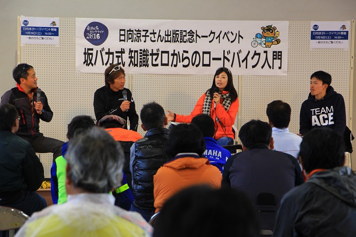 そして午後からはトークショーが開かれる。沢山の聴衆が集まった