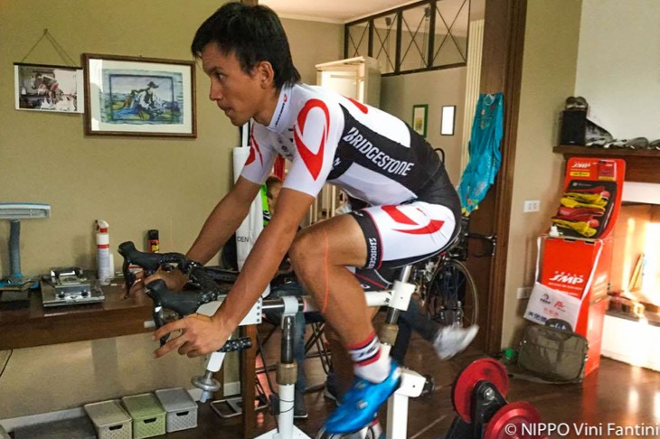 バイクフィッティングを受ける内間康平(チームブリヂストン・アンカー)