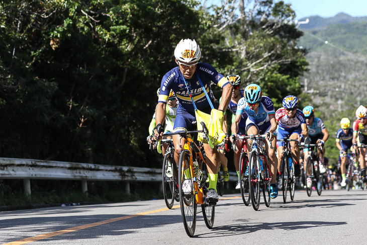 ロードレースは補給を摂ることが前提のスポーツだ(写真はツール・ド・おきなわ2017より)