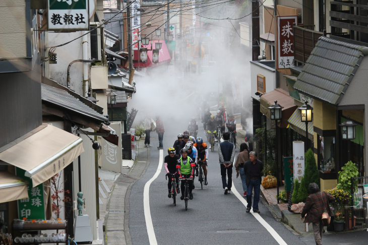 饅頭を蒸す蒸気の中を登っていく