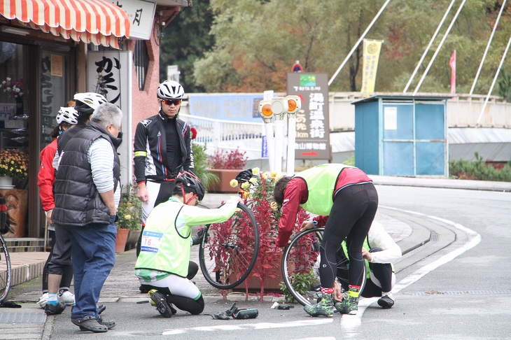 サポートライダーがパンク修理中