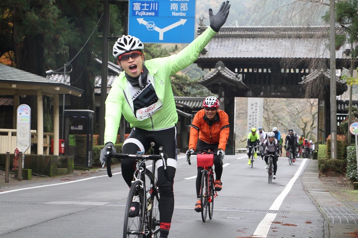 身延山の総門を越えるエース栗原さん