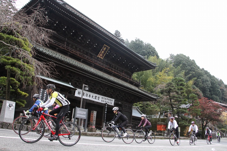 身延山の三門の前を走り抜ける