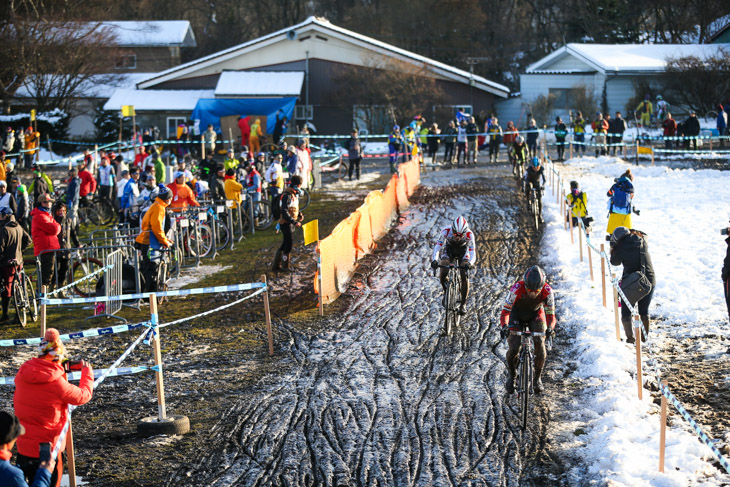 雪と泥に覆われた昨年大会。今年は2年ぶりのドライコンディションとなるか？