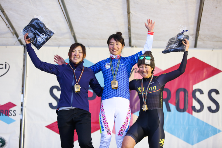 エリート女子表彰台　2位今井美穂（CycleClub.jp）、1位坂口聖香（パナソニックレディース）、3位與那嶺恵理（TEAM・eriy.jp）