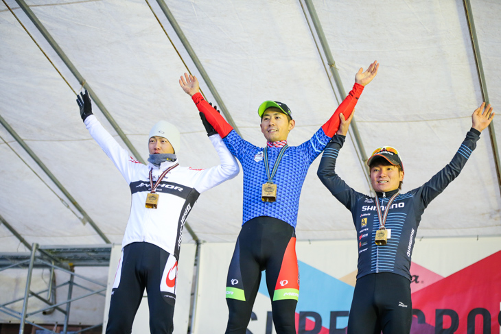 エリート男子表彰台 2位沢田時(ブリヂストンアンカー)、1位小坂光(宇都宮ブリッツェンシクロクロス)、3位横山航太(シマノレーシング)