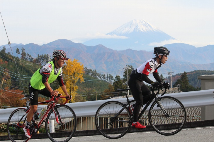 富士山をバックに登っていく